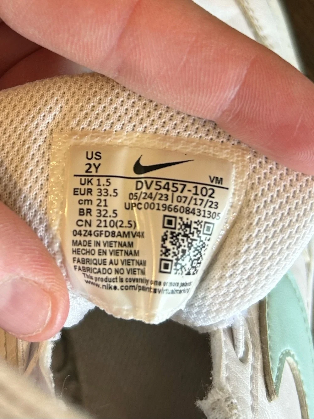 Nike Sz 1.5Y Kids White Sneakers with Mint Green Swoosh  🔥Sale🔥
